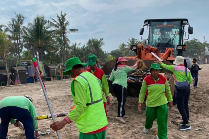 Pesta Pergantian Tahun Sisakan Sampah Kembang Api Di Pantai Kuta 1