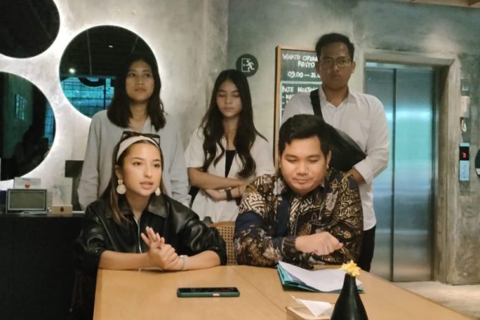 Aktris Jennifer Coppen Laporkan Akun Medsos Ke Polda Bali 1