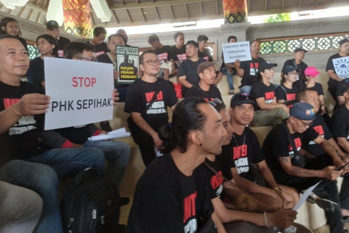 Sambut Hari Buruh, Seratusan Pekerja Duduki Wantilan DPRD Badung 1