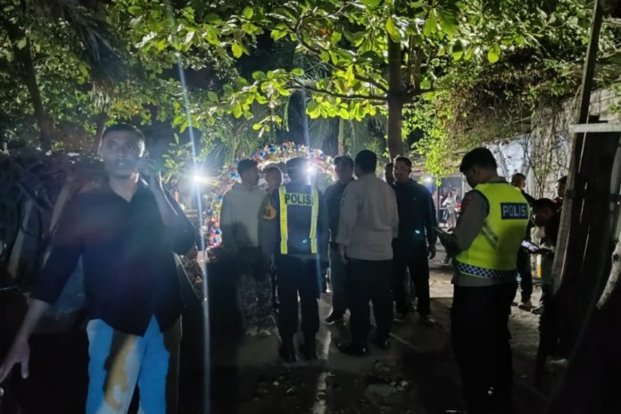 Acara Pernikahan Tidak Berizin Di Renon Dilempari Batu 1