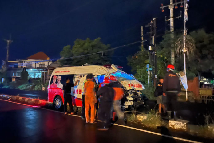 Ambulans Angkut Pasien Alami Kecelakaan Di Jalan Bypass Prof Mantra 1