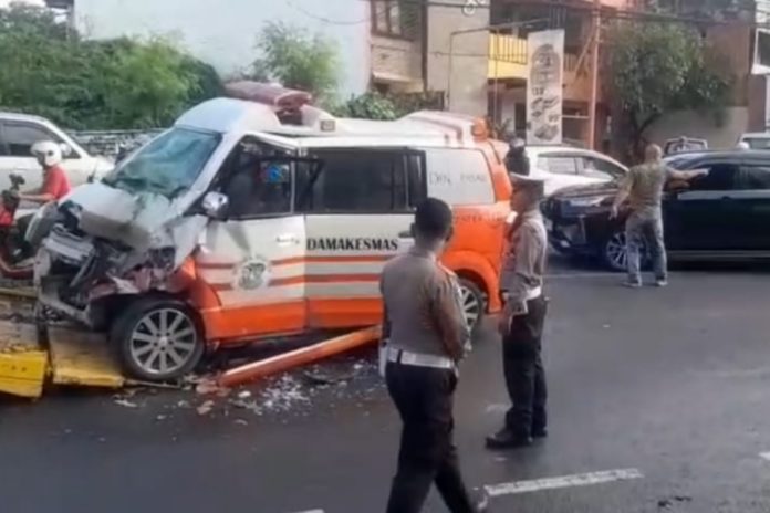 Ambulans Diseruduk Mobil Di Jalan Teuku Umar 1