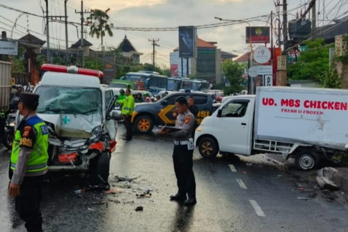 Ambulans Ditabrak Di Jalan Teuku Umar, Sopir Dan Penumpang Alami Luka Luka 1