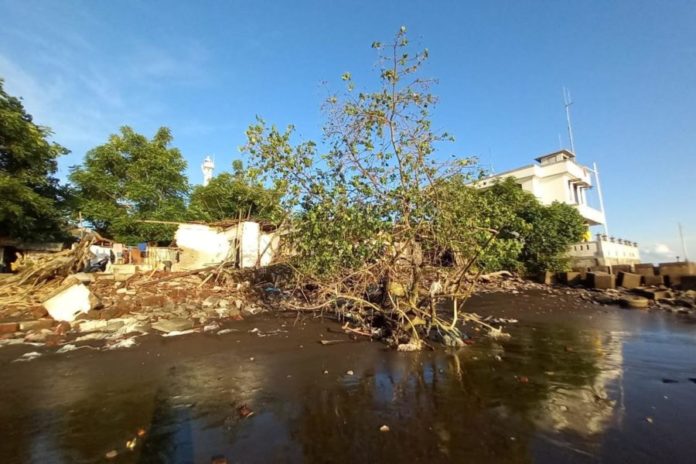 Banjir Rob Di Pesisir Jembrana, Sejumlah Warga Mengungsi 1