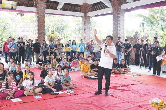 Bupati Adi Arnawa Luncurkan Program Bimbel Bahasa Inggris Untuk Masyarakat 1