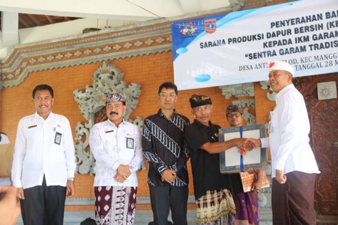 Bupati Gus Par Serahkan Bantuan Sarana Produksi Dapur Bersih Kepada Petani Garam Yeh Malet 1