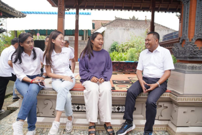 Bupati Mahayastra Kunjungi Penerima Program Beasiswa Gianyar 1