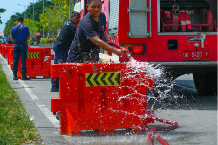 Cegah Truk Parkir Sembarangan, Dishub Badung Pasang 30 Water Barrier Di Sepanjang Jalan Terminal Mengwi 1