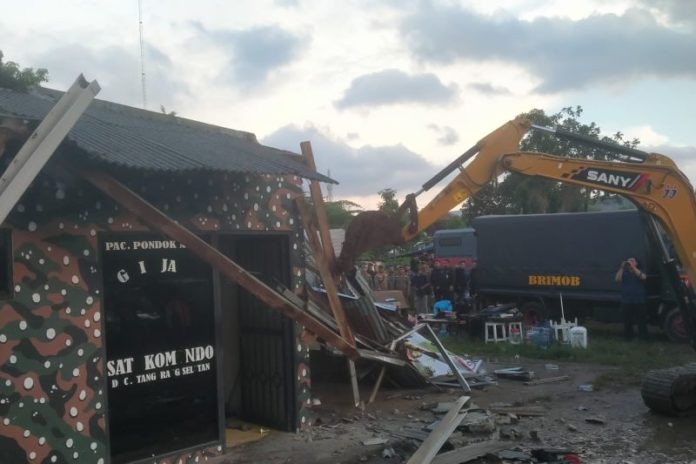 Dibangun Di Lahan BMKG, Bangunan Diduga Milik GRIB Jaya Dibongkar Aparat 1