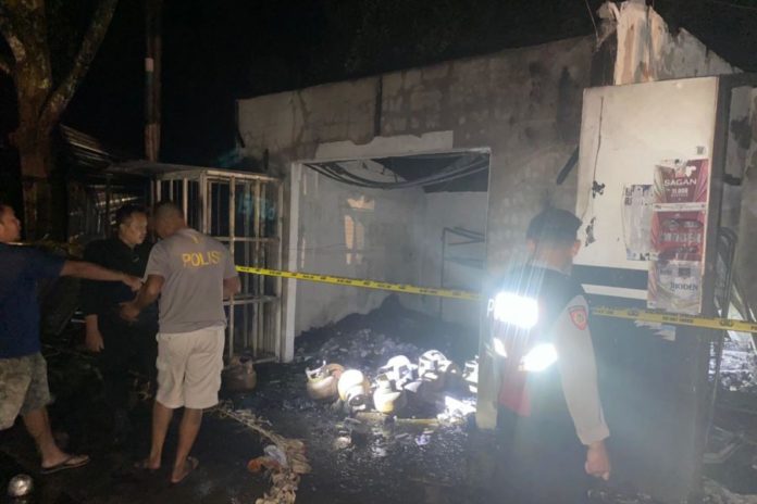 Diduga Alami Korlesting Listrik, Warung Di Abang Ludes Terbakar 1