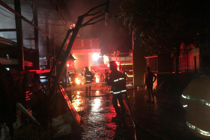Diduga Korsleting Listrik, Toko Bangunan Hangus Terbakar 1