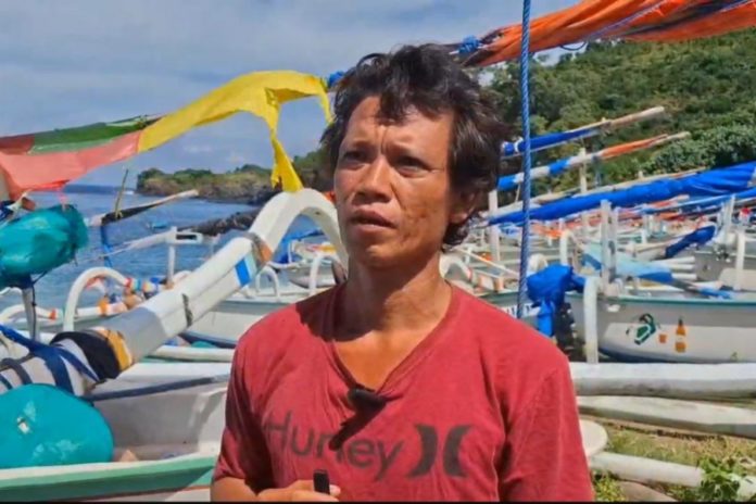 Dihantam Gelombang Tinggi, Boat Nelayan Terbalik Di Selat Lombok 1