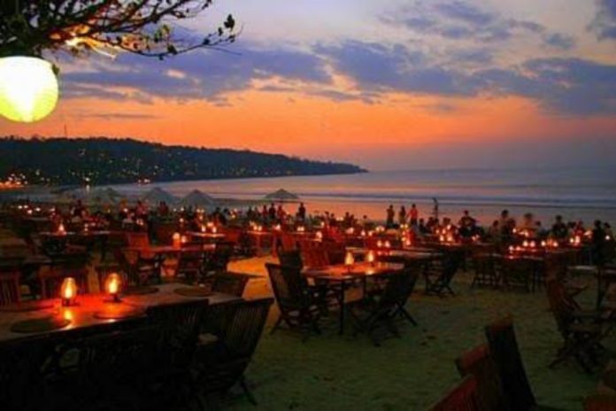 Dinner Romantis Sambil Nikmati Sunset Di Bali, Berikut 5 Spot Rekomendasinya 1