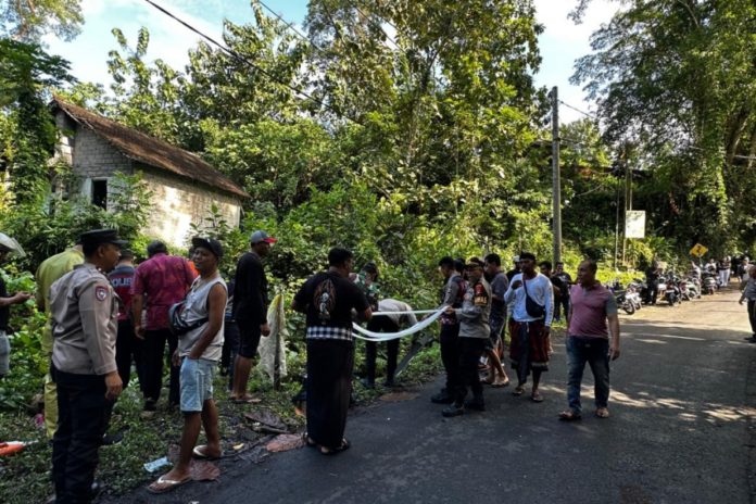 Dipasang Rendah, Kabel Semrawut Di Pinggir Jalan Takmung Membahayakan 1