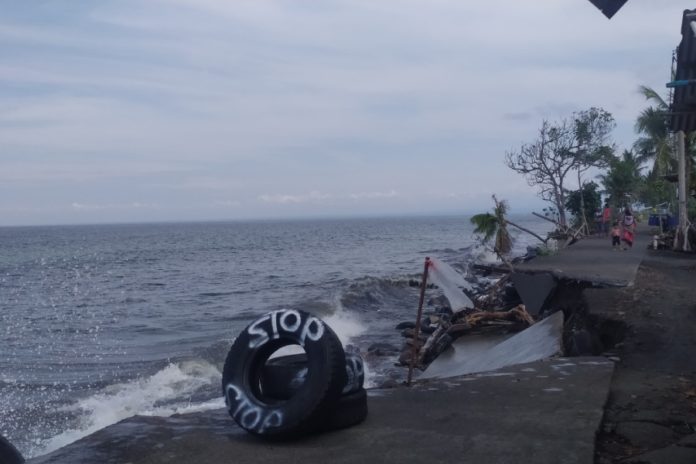 Diterjang Gelombang Tinggi, Jalan Rabat Beton Di Pantai Pebuahan Jebol 1