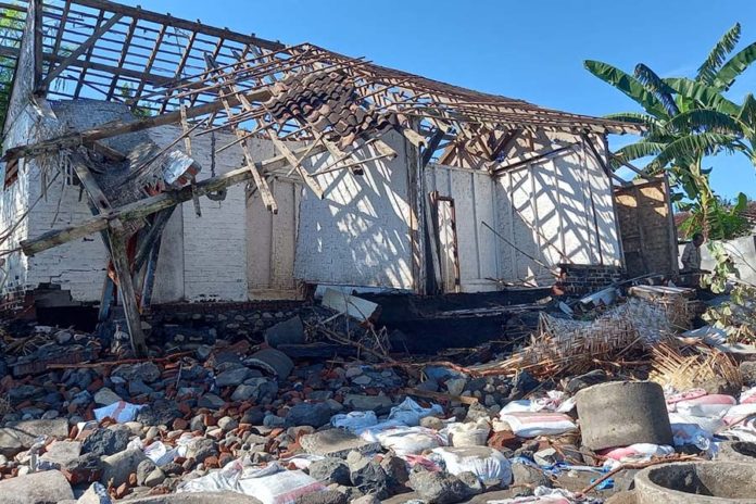 Diterjang Gelombang Tinggi, Rumah Warga Pengambengan Hancur Total 1