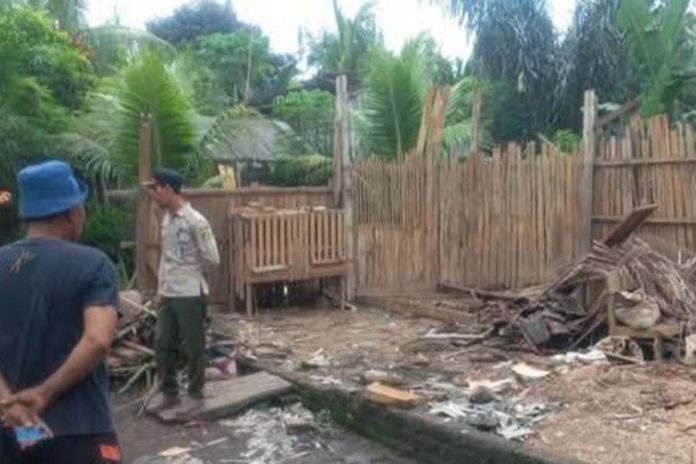 Diterjang Hujan Angin, Gudang Kayu Di Melaya Roboh 1