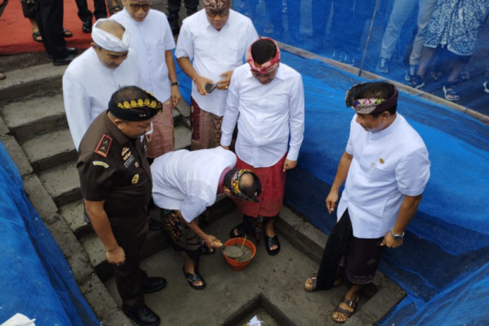 Gubernur Bali Meletakkan Batu Pertama Pembangunan Gedung PJT Dan DPRD Gianyar 1
