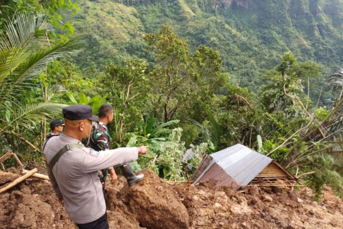 Hujan Deras Di Karangasem, Dapur Dan Pelinggih Warga Diterjang Tanah Longsor 1