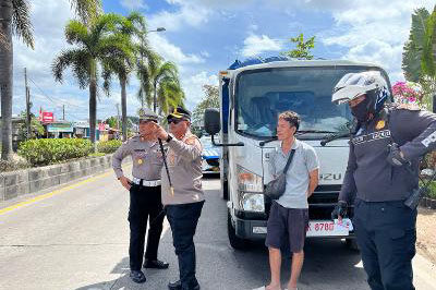 Kapolres Pimpin Penertiban Truk Parkir Di Jalur Terminal Mengwi 1