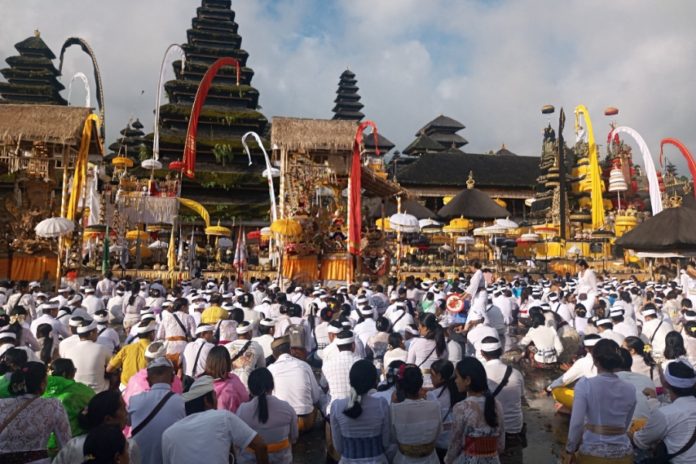 Karya IBTK Di Pura Agung Besakih