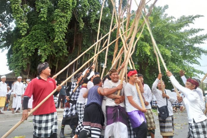 Kuningan, Desa Adat Munggu Gelar Tradisi Makotek 1