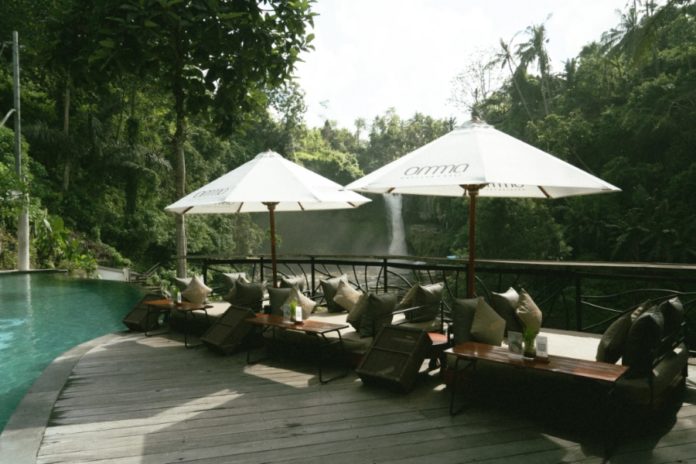 Makan Enak Ditemani View Air Terjun, 5 Spot Kuliner Ini Bisa Dikunjungi 1
