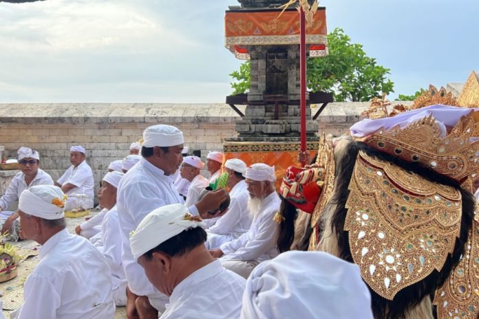 Mapinton Di Pura Luhur Uluwatu, Ida Bhatara Dewa Ayu Dilinggihkan Di Depan Pelinggih Meru 1