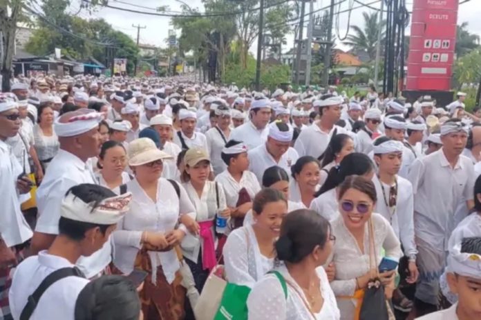 Mapinton Ida Bhatara Dewa Ayu Ke Pura Luhur Uluwatu, Puluhan Ribu Krama Jimbaran Dari Berbagai Banjar Berpartisipasi 1