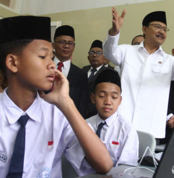 Kemensos Investigasi Dugaan ‘Markup’ Pengadaan Sepatu Sekolah Rakyat