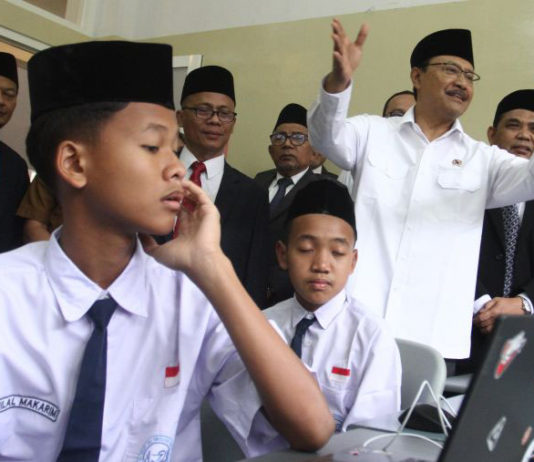 Kemensos Investigasi Dugaan ‘Markup’ Pengadaan Sepatu Sekolah Rakyat