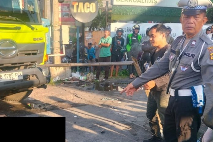 Motor Bonceng Tiga Ditabrak Truk, Satu Orang Meninggal 1