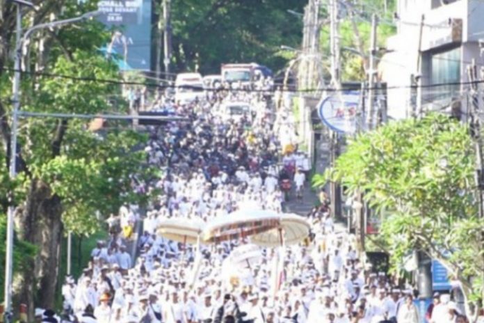 Ngiring Ida Sesuhunan Dewa Ayu Mapinton, Puluhan Ribu Krama Jimbaran Jalan Kaki Ke Pura Uluwatu 1