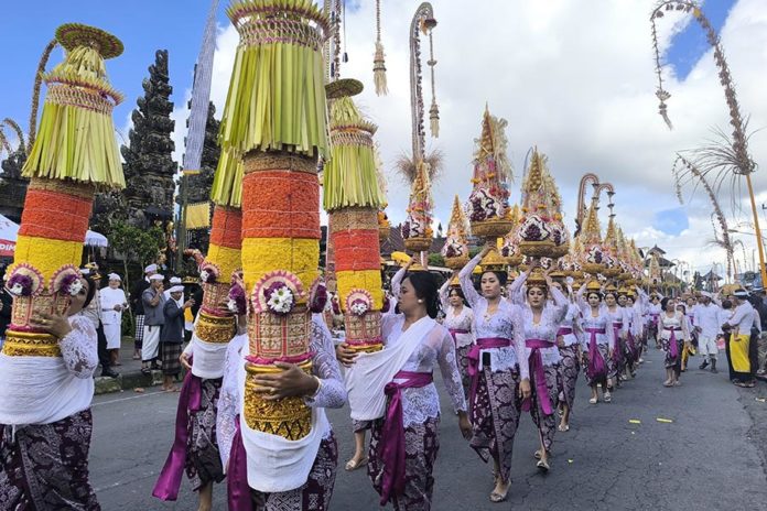 Odalan Di Pura Ulun Danu Batur Diramaikan Penjor Agung, Ini Maknanya 1
