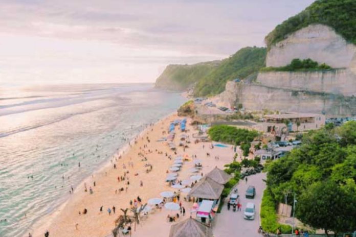 Pantai Melasti Ungasan, Hadirkan Spot Foto Yang Instagramable Banget 1