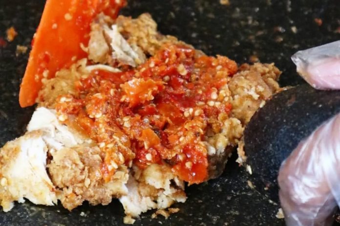 Pecinta Rasa Pedas Pasti Suka! 4 Ayam Geprek Di Bali Yang Bikin Lidah Kebakar 1