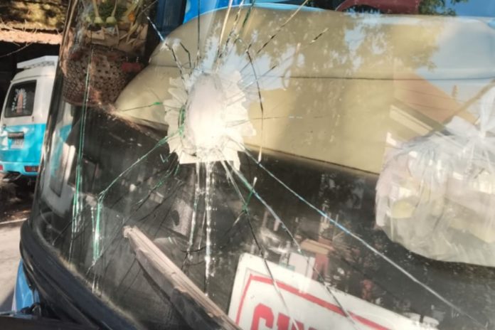 Pemotor Lempari Kaca Bus Puspa Sari Di Gerokgak 1