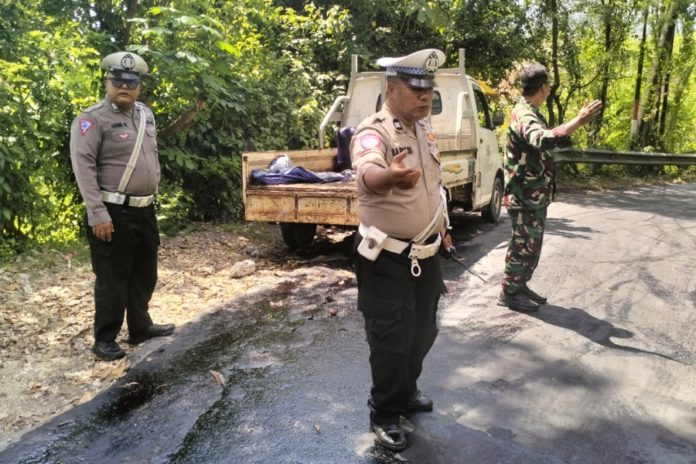 Pertalite Tumpag Di Jalan Goa Gong, Sejumlah Kendaraan Tergelincir 1