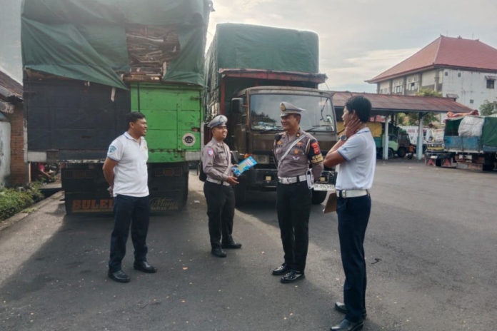 Polres Buleleng Tindak Tegas Angkutan ODOL, Dua Kendaraan Langsung Ditindak 1