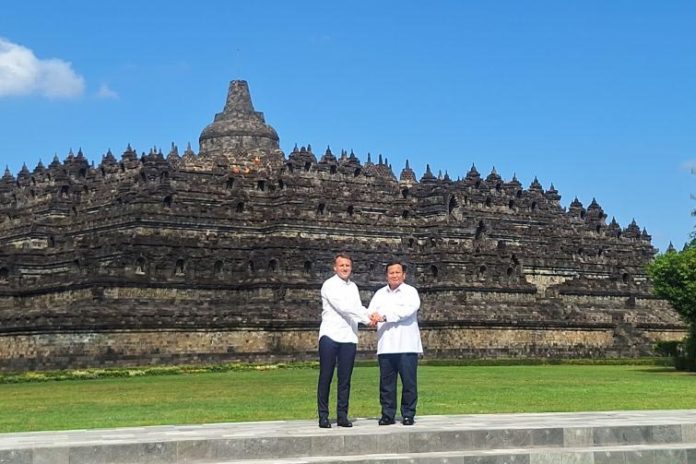 Prabowo Dan Macron Kunjungi Puncak Borobudur 1