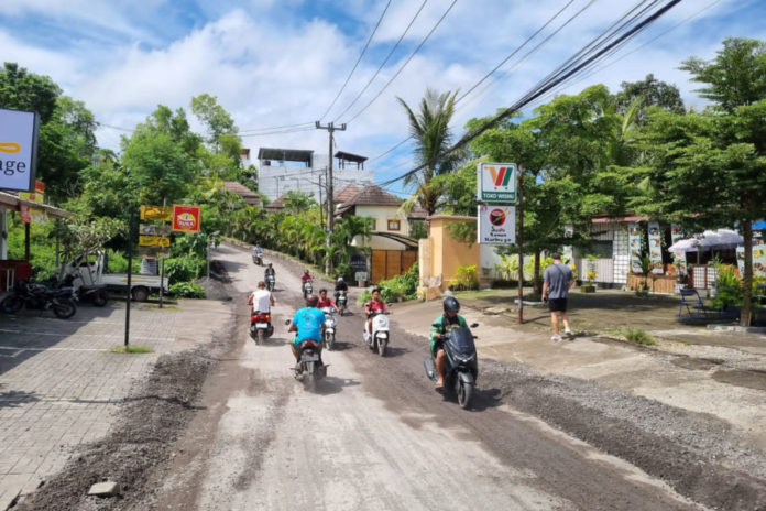 Proyek Rehabilitasi Jalan Toyaning Terkendala Cuaca 1