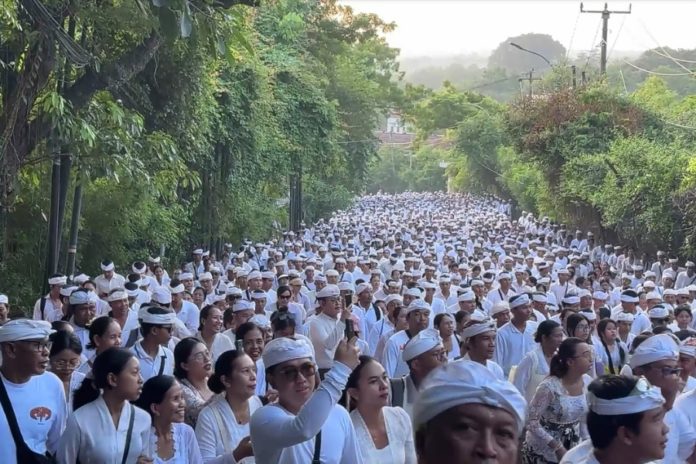 Puluhan Ribu Krama Jimbaran Iringi Ida Bhatara Dewa Ayu Ke Pura Uluwatu 1
