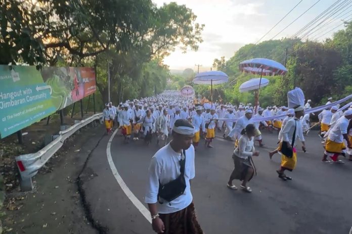 Puluhan Ribu Krama Jimbaran Iringi Ida Bhatara Dewa Ayu Tiba Di Pura Pererepan Pecatu 1