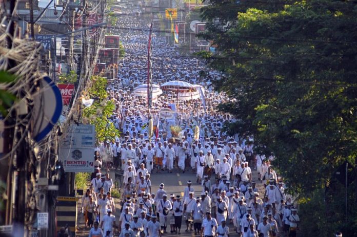 Puluhan Ribu Warga Iringi Mapinton Ida Bhatara Dewa Ayu Tiba Kembali Di Jimbaran 1