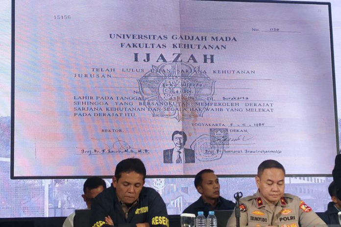 Puslabfor Polri Nyatakan Ijazah Universitas Jokowi Asli 1