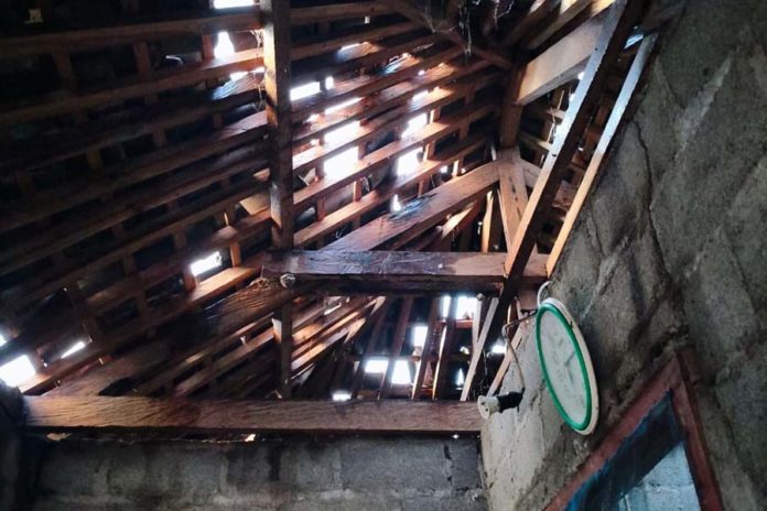 Rumah Warga Kubu Disambar Petir, Pemilik Luka Luka 1