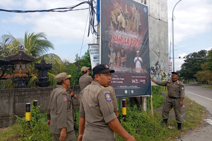 Satpol PP Klungkug Berangus Baliho Liar Dan Kadaluarsa 1