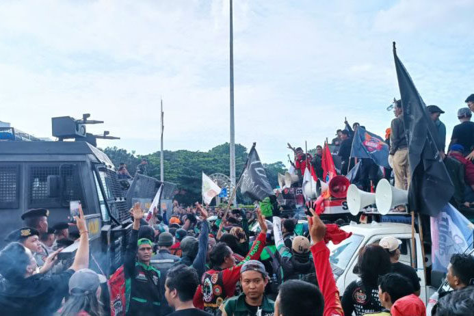Sempat Memanas, Aksi Unjuk Rasa Ojol Di Kawasan Patung Kuda 1