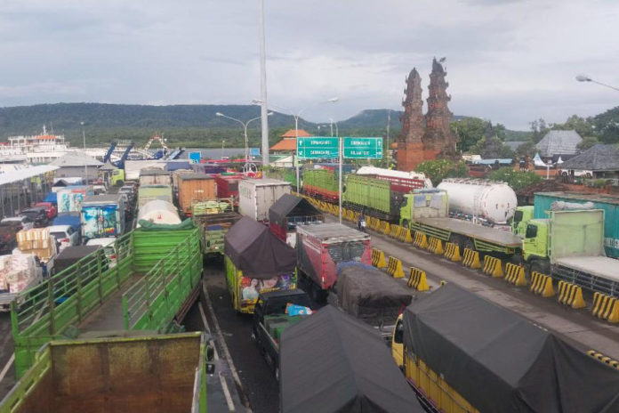 Sempat Tertunda Cuaca Buruk, Kendaraan Menumpuk Di Pelabuhan Gilimanuk 1