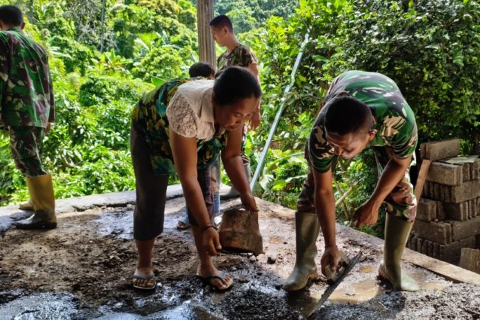 Sosok Sariani Puluhan Tahun Jadi Kenek Bangunan, Berbaur Bersama TNI Perbaiki Rumah Miliknya 1